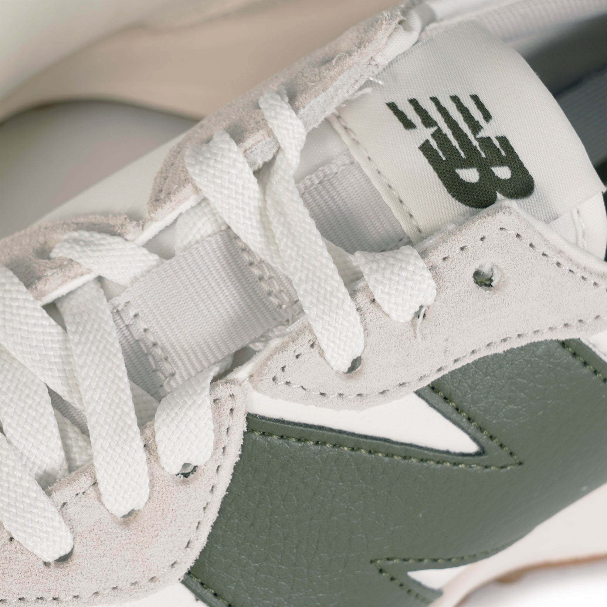 New balance 327 in color white/green
