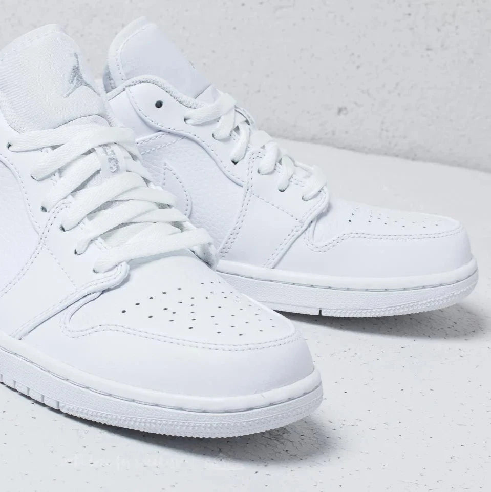 Air Jordan 1 Low in color pure Platinum-white